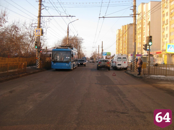 В Энгельсе кроссовер сбил 15-летнюю девочку