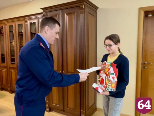 Главный саратовский следователь исполнил новогоднюю мечту 9-летней девочки 