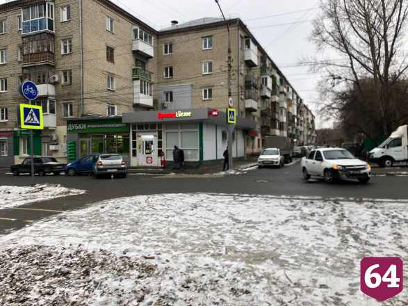 В Саратове иномарка после ДТП отлетела в припаркованную машину
