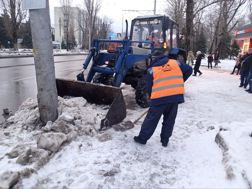 После критики губернатора в Саратове активизировали очистку улиц от снега
