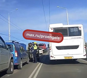 Массовая авария спровоцировала затор на мосту «Саратов-Энгельс»