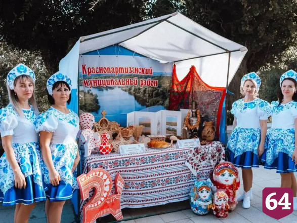 На фестивале в Саратове угощали казачьей кухней и играли в городки