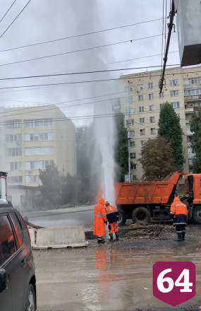 В центре Саратова забил мощный коммунальный фонтан