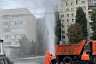 В центре Саратова забил мощный коммунальный фонтан