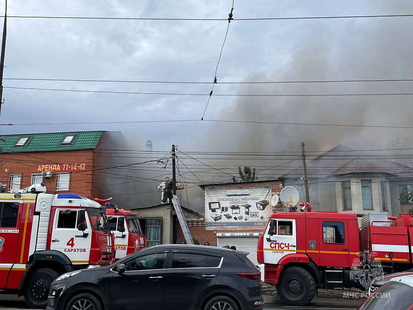 В Саратове крупный пожар охватил два частных дома