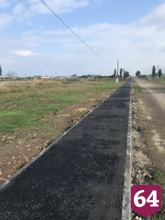 В поселке детей приучают ходить по новым тротуарам 