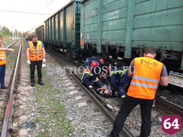 В Саратове попавшему под поезд мужчине отрезало ногу