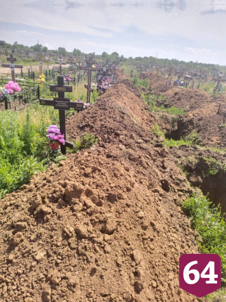 На кладбище под Саратовом могилы завалили горами глины