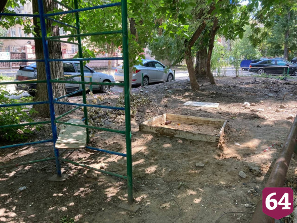 Саратовцы пожаловались на изуродованный в центре города двор
