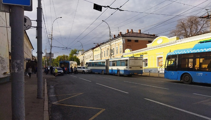 В центре Саратова столкновение иномарки и троллейбуса парализовало движение