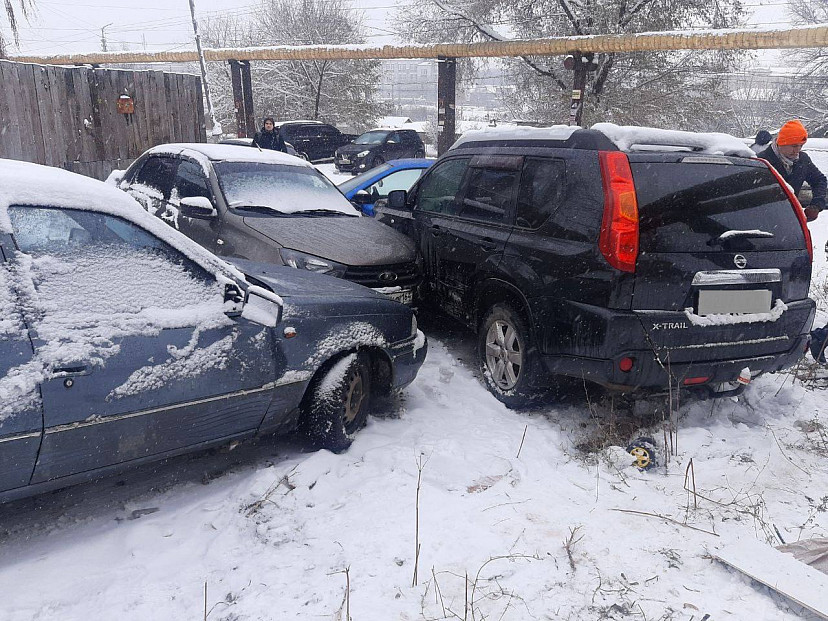 В Саратове в снегопад столкнулись 11 автомобилей