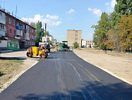 Жители поселка до ремонта дорог ходили по улице в бахилах 