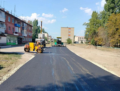 Жители поселка до ремонта дорог ходили по улице в бахилах 