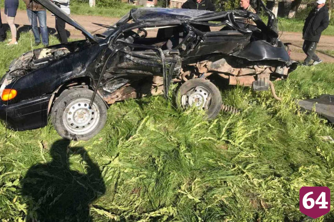 Легковушка превратилась в груду металла после ДТП под Саратовом