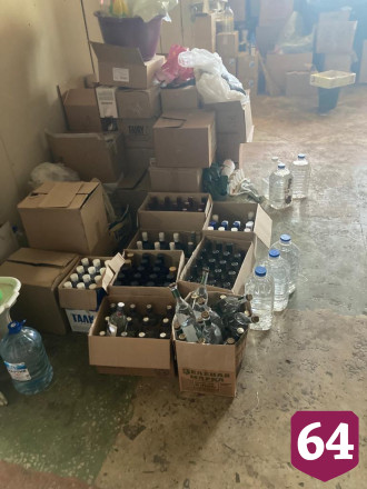 Под Саратовом сотрудницу магазина задержали за контрафактные сигареты и водку