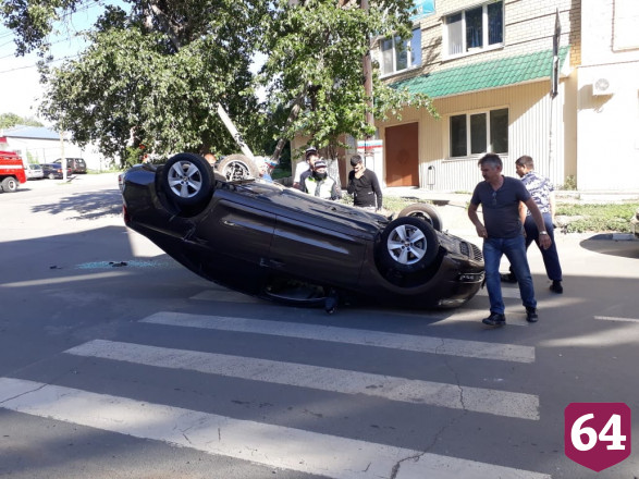 «Шкода» под управлением автоледи на перекрестке опрокинулась на крышу