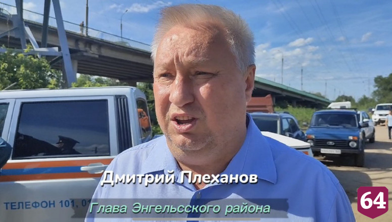 Под Энгельсом из-за падения грузовика на рельсы остановлены поезда