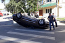 «Шкода» под управлением автоледи на перекрестке опрокинулась на крышу