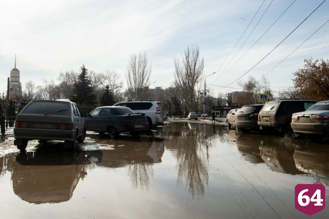 Подход к школе в центре Энгельса затопило талыми водами