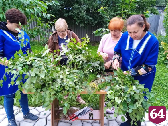 Одиноким саратовским пенсионерам подарят банные веники с можжевельником