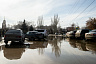 Подход к школе в центре Энгельса затопило талыми водами