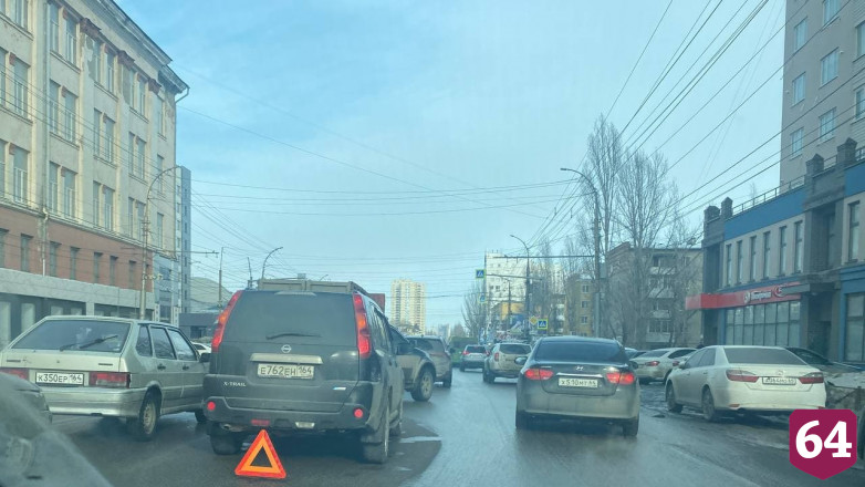 ДТП с грузовиком парализовало движение в центр Саратова 