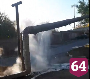 На Олимпийской КамАЗ обрушил трубы с горячей водой 