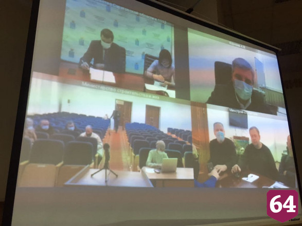 На совещание к дольщикам пришел кот и сел смотреть трансляцию 