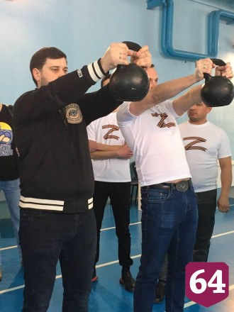 В Саратове силач провел акцию в поддержку президента и Крыма