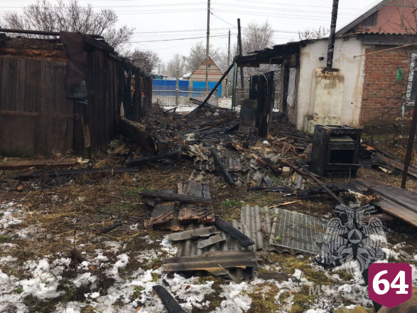 Под Саратовом на женщине загорелась одежда при разогревании еды