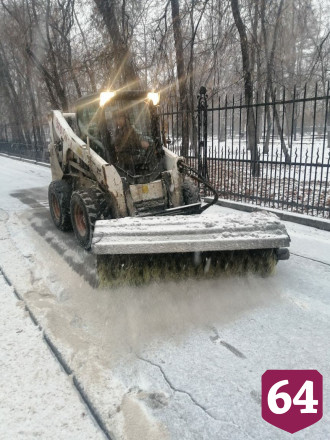 В Саратове на борьбу с начавшимся снегопадом вышли 220 единиц техники
