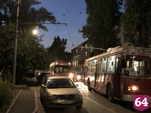 В Саратове у троллейбуса оторвались «рога» из-за автохама