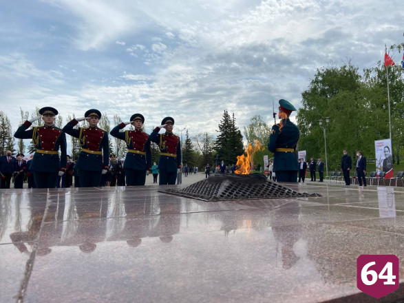 Губернатор возложил цветы к Вечному огню в парке Победы 