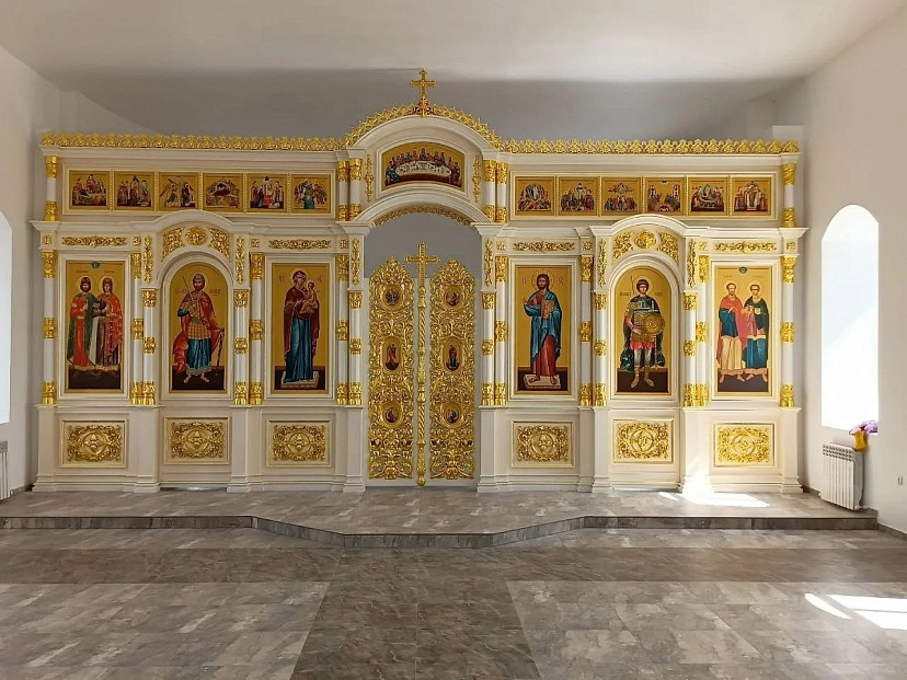 В восстановленном саратовском храме появился новый иконостас