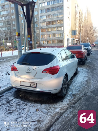 В Саратове вандал облил растворителем автомобили
