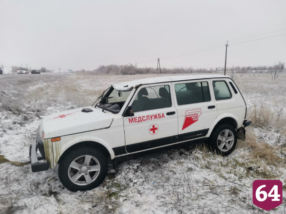 На трассе под Саратовом перевернулась машина скорой помощи