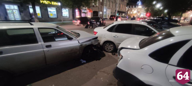 В центре Саратова водитель «Лады» врезался в 5 автомобилей 