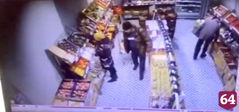 Супруги пытались вывезти из «Пятерочки» тележку продуктов и попались