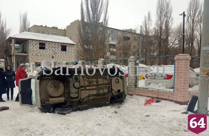 В центре Саратова опрокинулся автомобиль