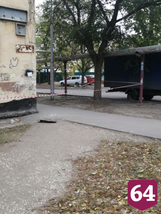 В Саратове ветер сорвал кирпичи с крыши пятиэтажки