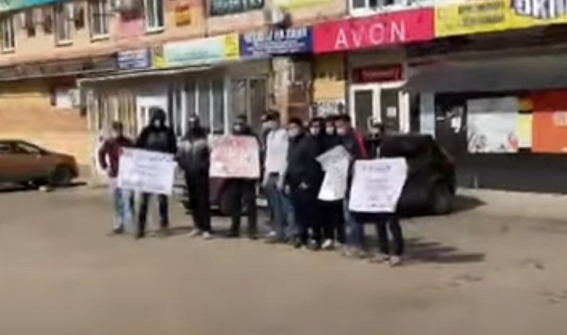 Метание гранаты водителем в саратовскую молодежь попало на видео
