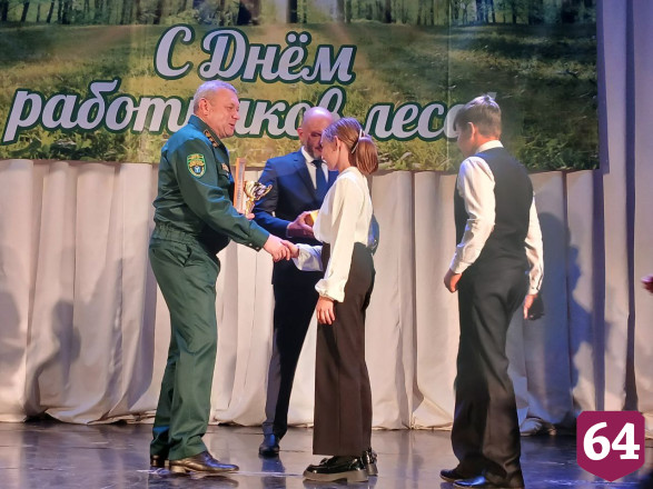 В Саратове юным лесоводам подарили гаджеты и спортинвентарь