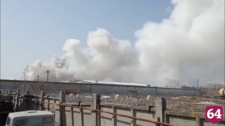 На парковке выгорели кабина и прицеп грузового «Мерседеса»