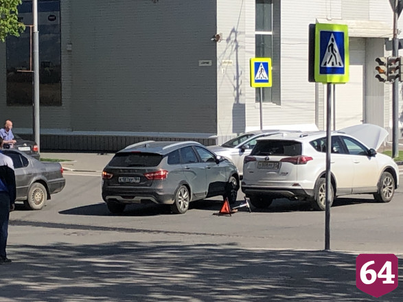 Иномарки не поделили перекресток в центре Саратова