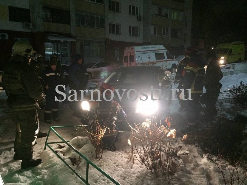 В Саратове неадекватный водитель иномарки сбил клумбы