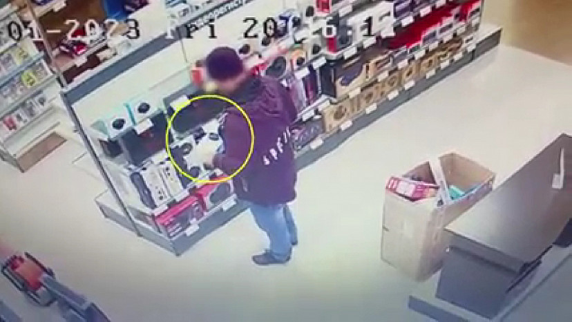 Кража регистратора из магазина в Саратове попала на видео