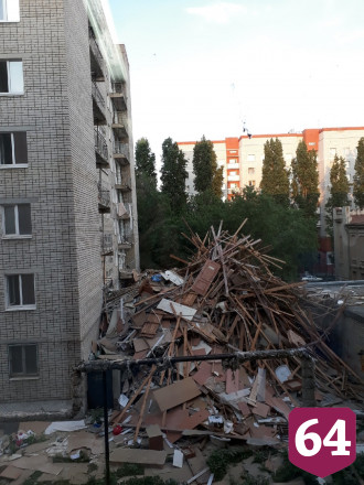 Общежитие в Саратове по второй этаж завалили строительным мусором