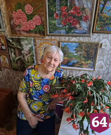 Жительница Саратова в 90 лет «пишет» мозаичные картины