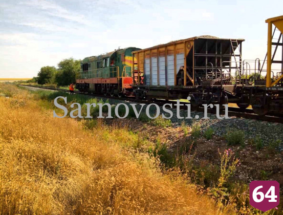 Под Саратовом поезд опрокинул грузовик с зерном