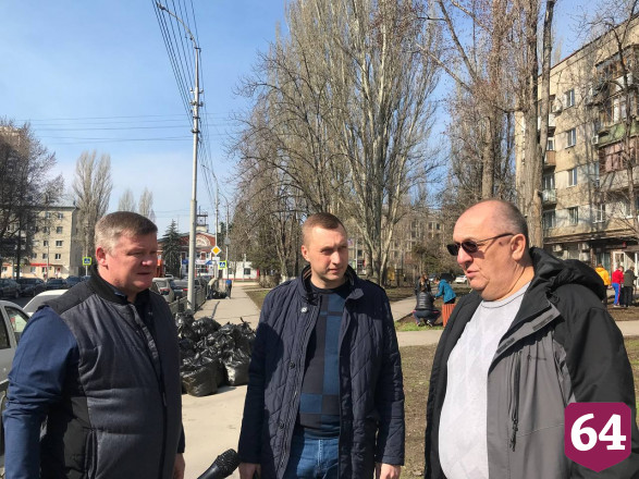 Роман Бусаргин с коллегами убирал на субботнике Кумысную поляну